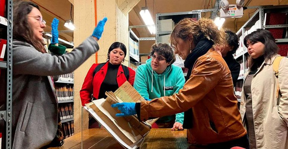 Estudiantes de distintas carreras y facultades han participado de iniciativas para colaborar con el Plan Nacional de Búsqueda. Entre ellos, Martín Herrera, licenciado en historia de la Facultad de Filosofía y Humanidades U. de Chile y actual estudiante de Pedagogía de Educación Media, quien nos comparte su experiencia.